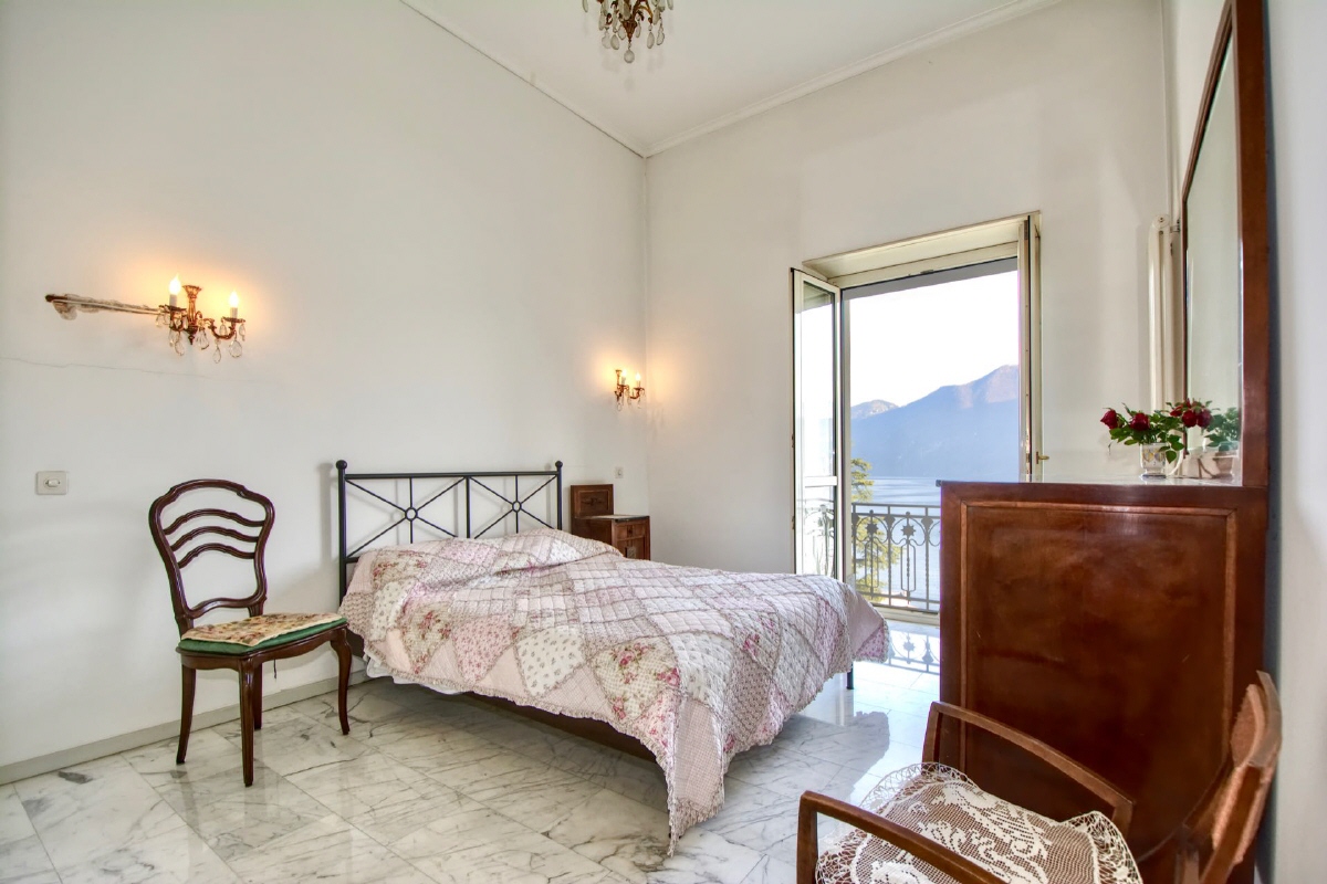 Luxuriöse 2,5-Zimmer-Wohnung im vierten Stock der historischen Residenz