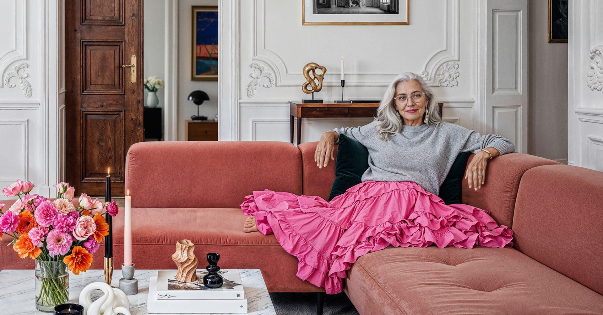 Dunkelblauer Gin in einem eleganten Glas, umgeben von frischen Kräutern und Zitrusfrüchten.