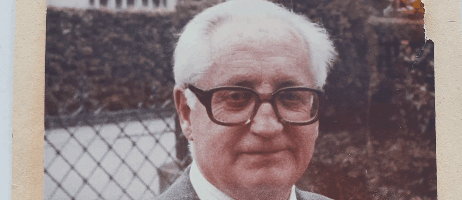 Grafik zum Führungswechsel in einem Unternehmen mit Diagramm und Pfeilen