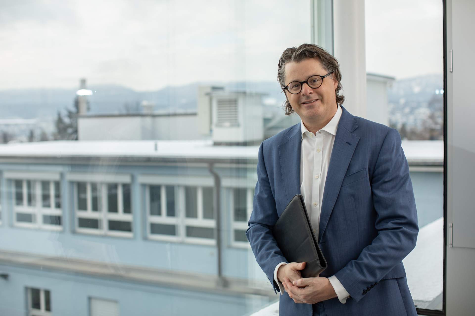 Panoramablick auf die Alpen mit grünen Wiesen und klarem Himmel