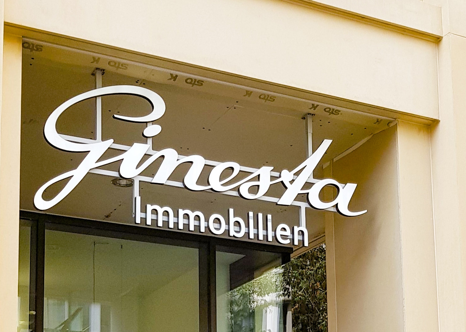 Eröffnung des Ginesta Restaurants in Zürich Nord mit festlich dekoriertem Innenraum.
