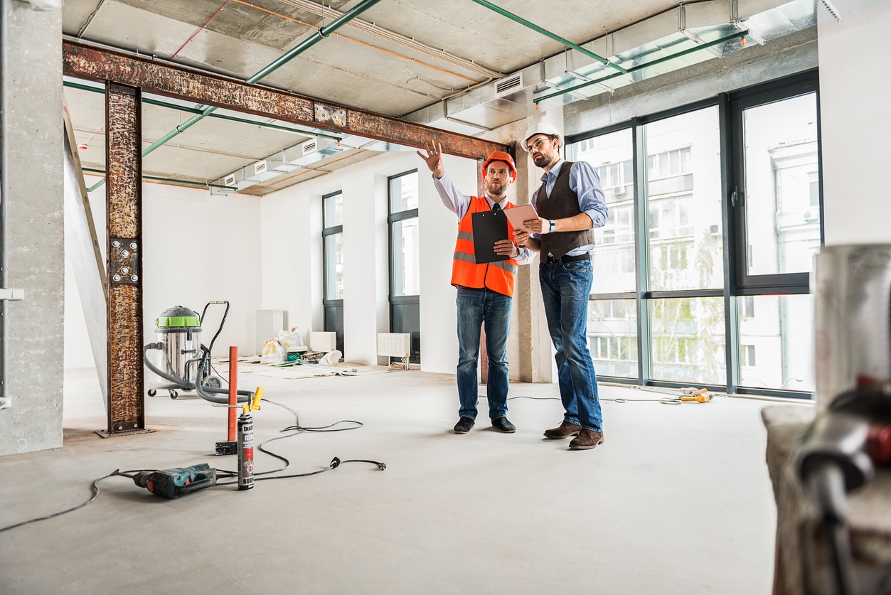 Bauabnahme mit Inspectoren, die ein Bauprojekt überprüfen.