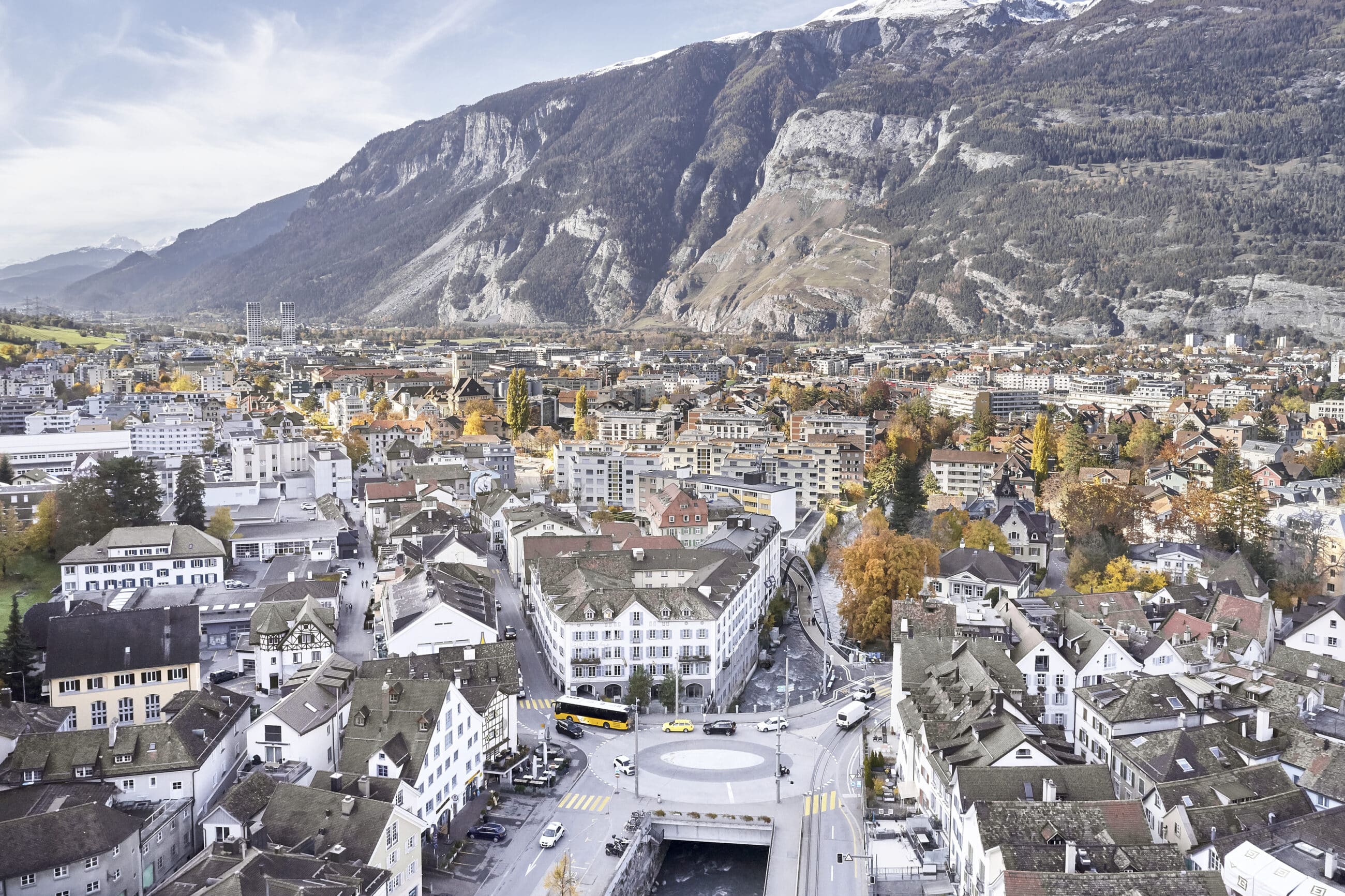 Panoramablick über die Altstadt von Chur mit historischen Gebäuden und Berglandschaft.
