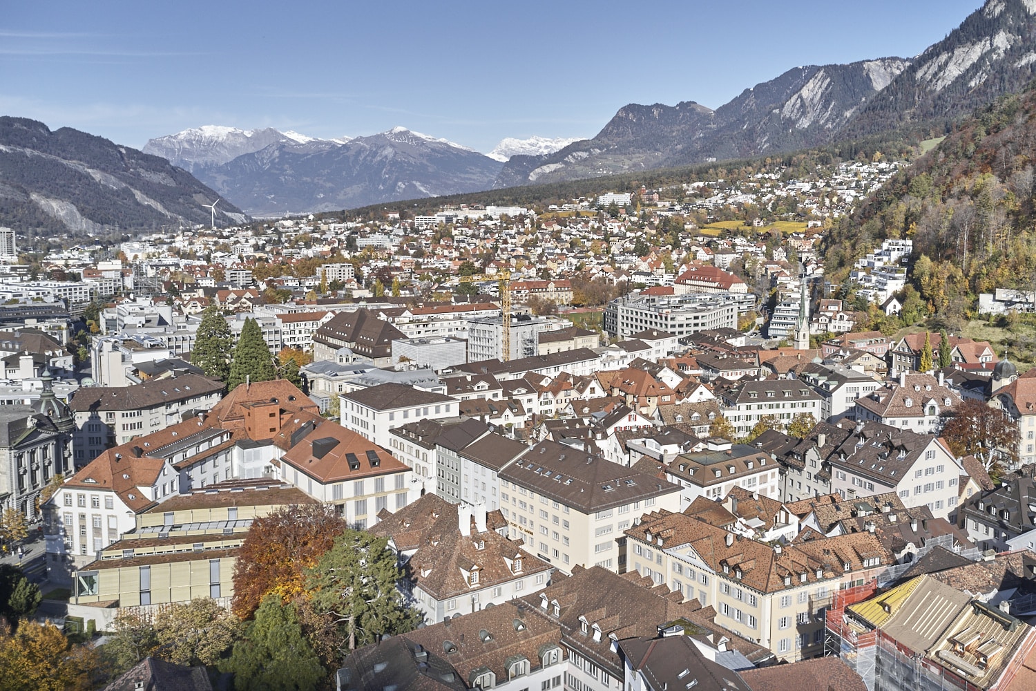 Panorama der malerischen Altstadt von Chur mit historischen Gebäuden und Straßen, fotografiert von Studio Gataric.