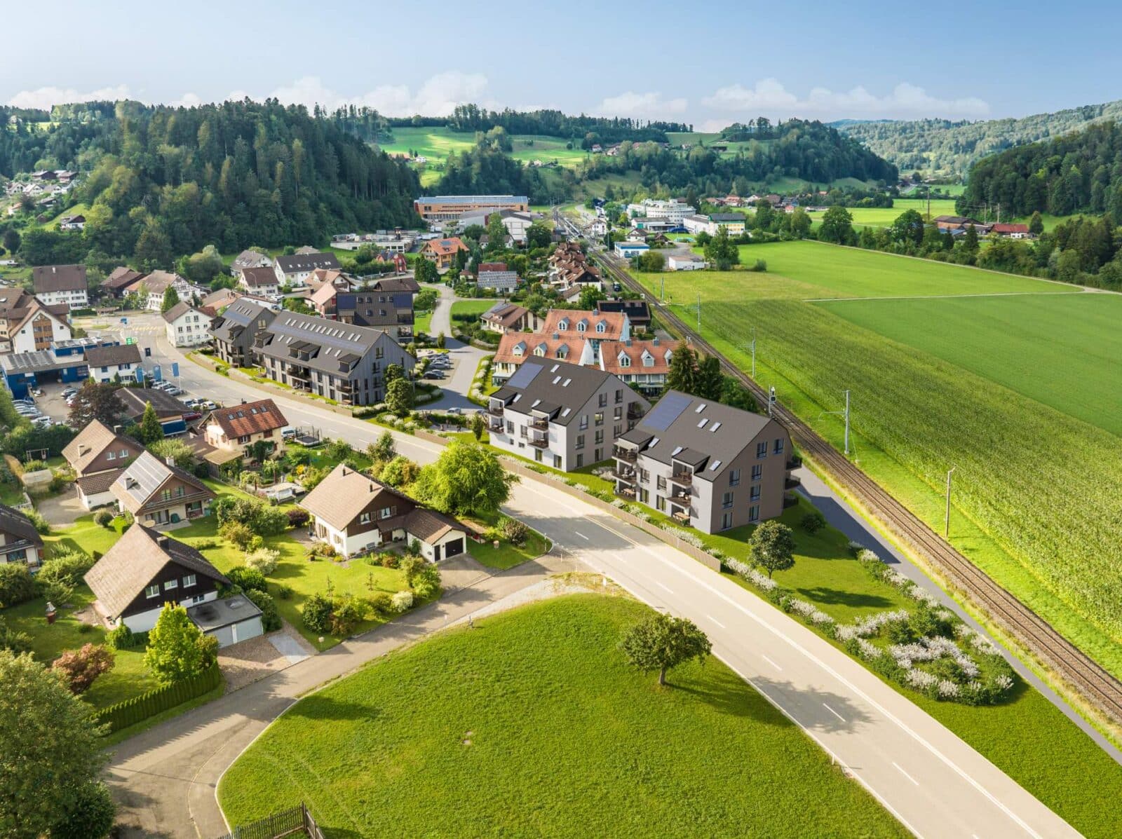 Landschaftsblick auf Saland mit grünen Wiesen und Hügeln, umgeben von Bergen.