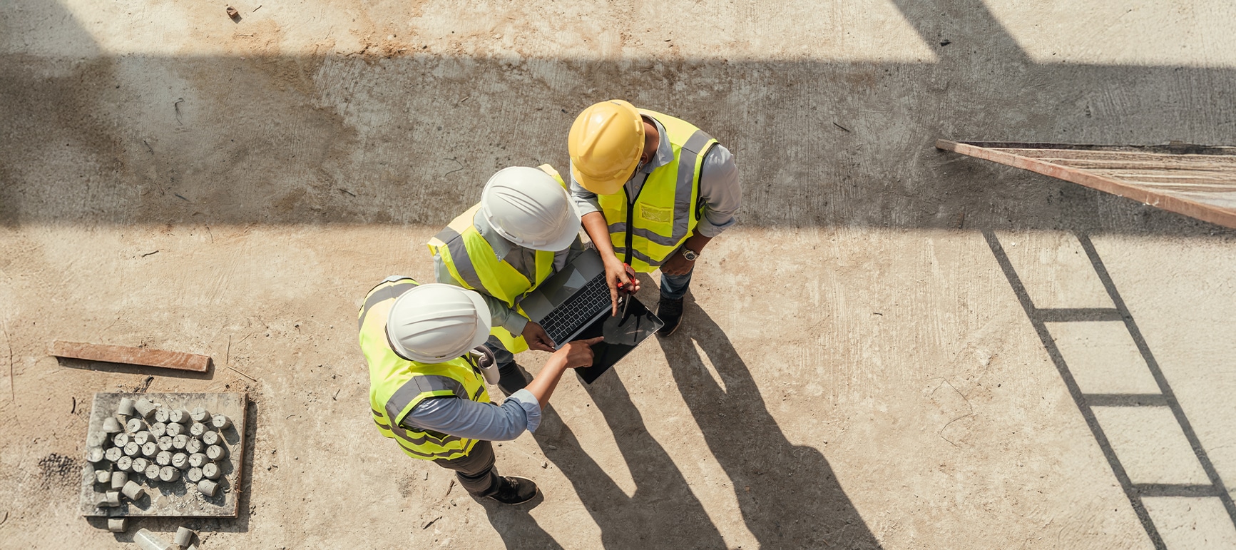 Bauherrenvertretung mit einem Team von Fachleuten bei der Projektplanung im Bauwesen.
