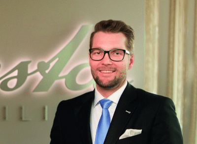 Luftaufnahme von Immobilien im Bündnerland mit alpiner Landschaft und modernen Wohngebäuden