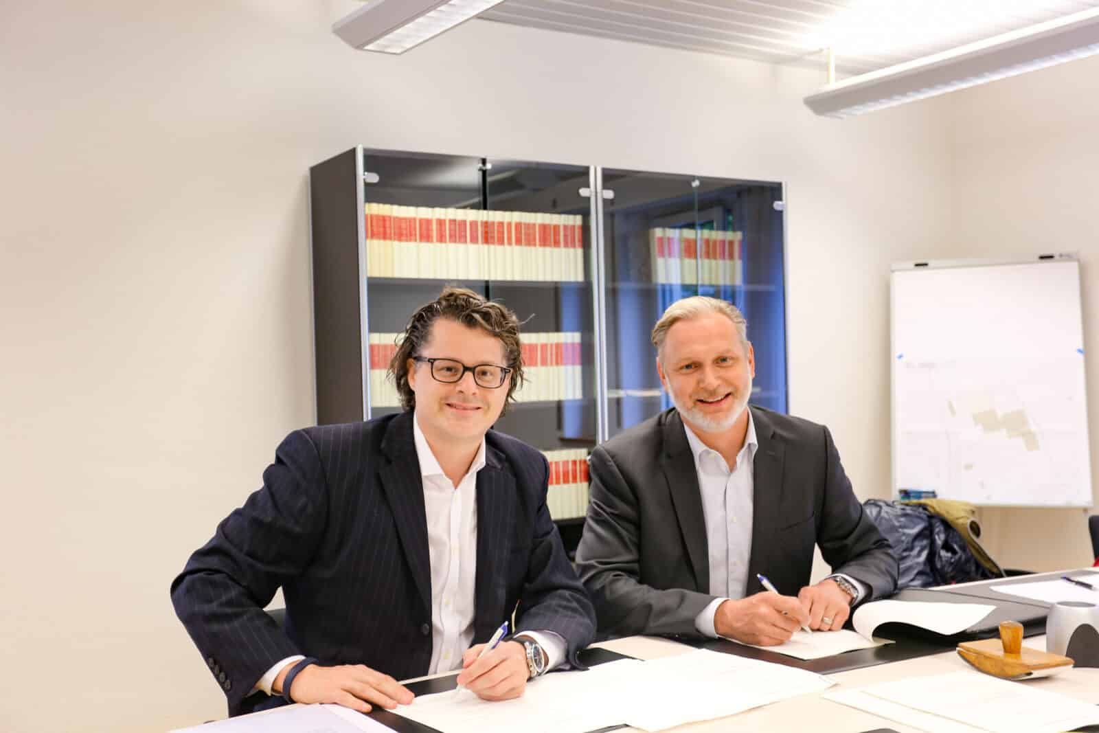 Blick auf die malerische Landschaft mit grünen Wiesen und sanften Hügeln unter einem blauen Himmel