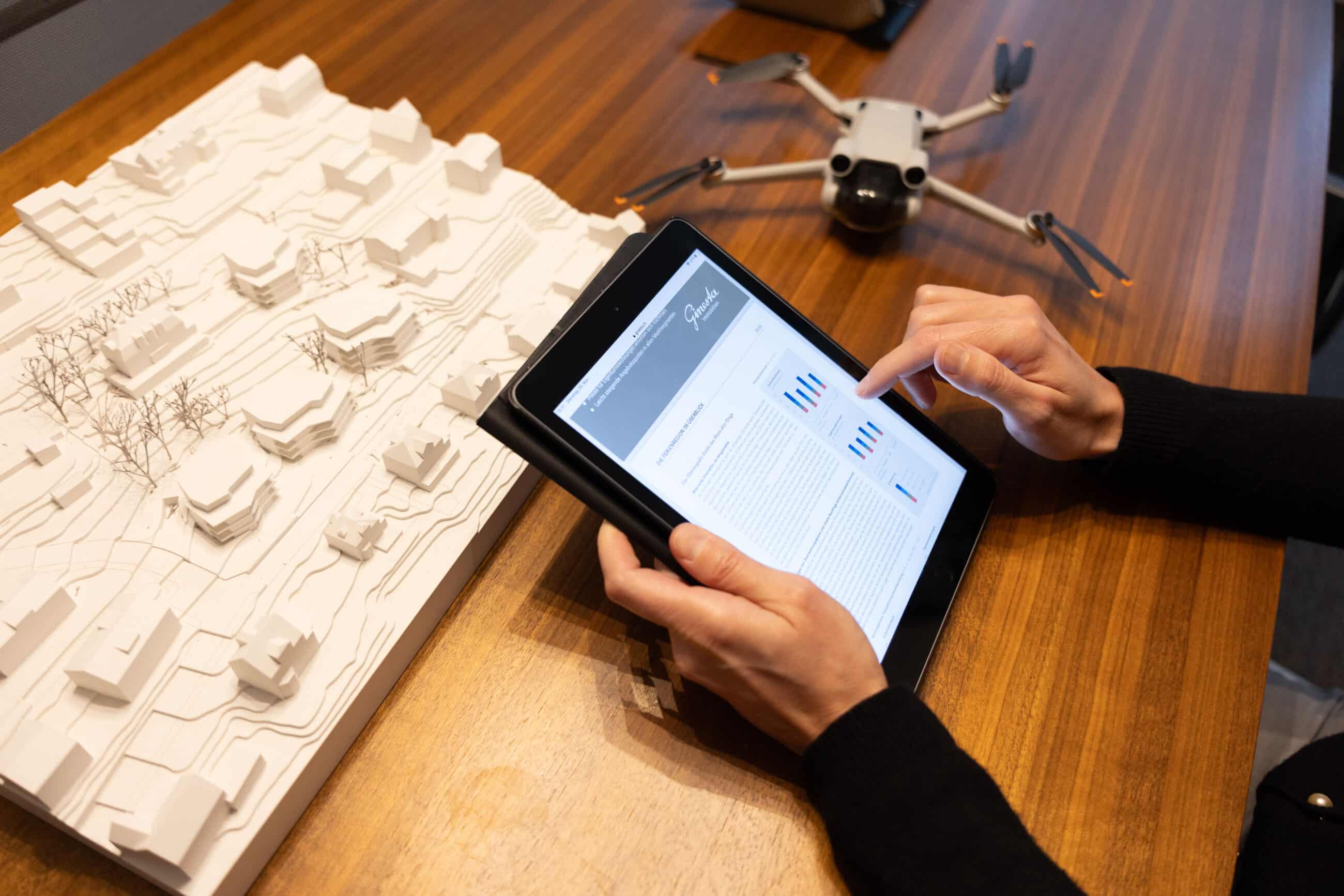 Person mit Laptop und Notizen, die sich mit Immobilienwissen beschäftigt