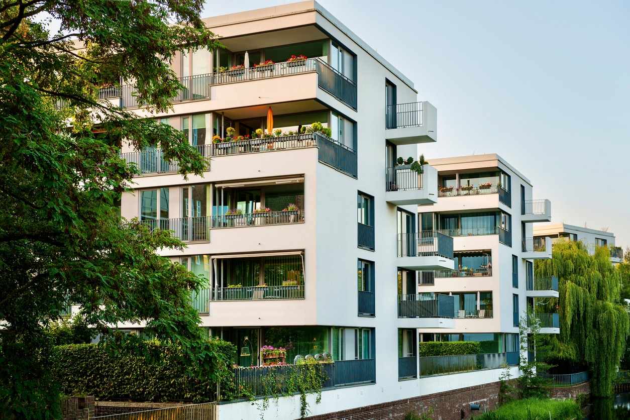 Mehrfamilienhaus mit moderner Architektur in urbaner Umgebung