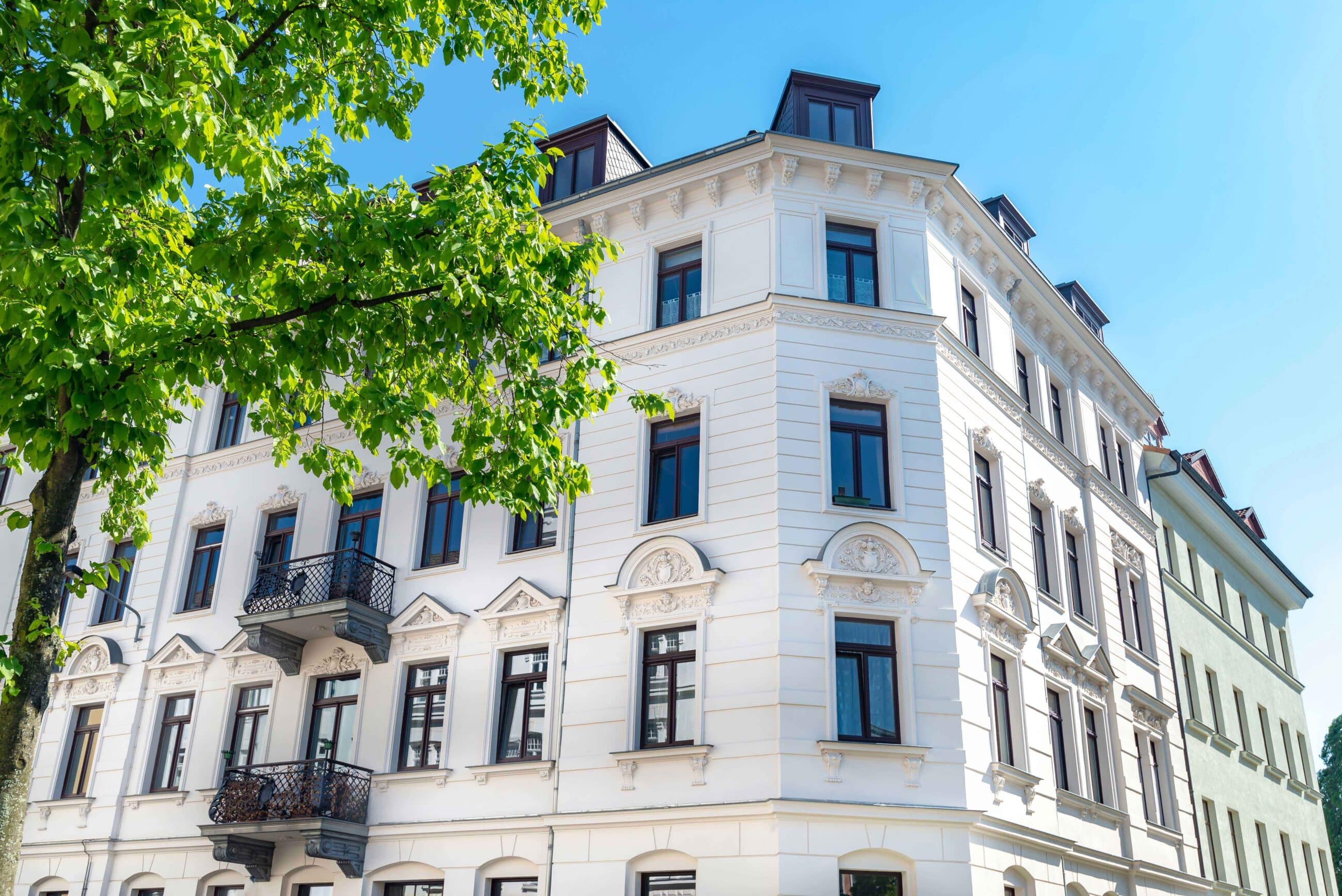 Mehrfamilienhaus in der Stadt
