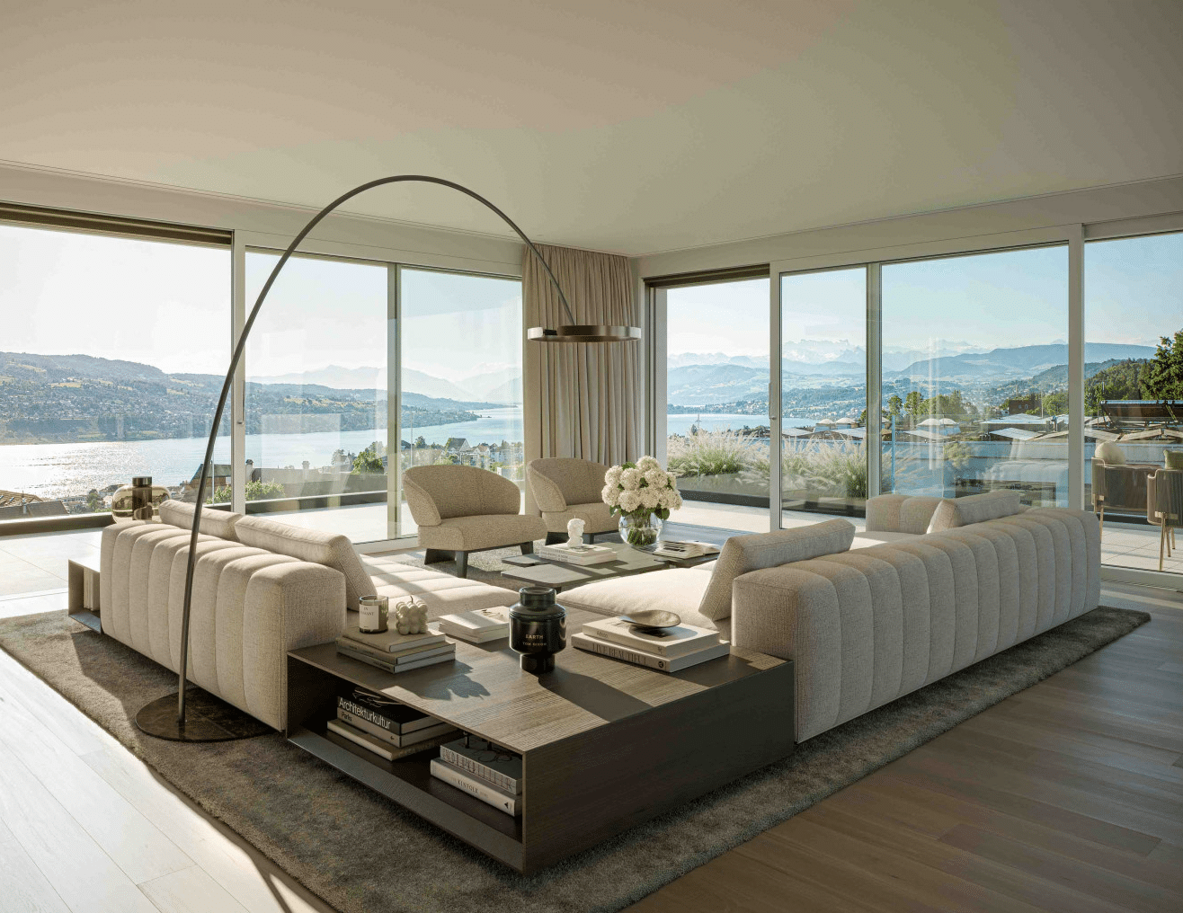 Modernes Wohngebäude Aria in urbaner Umgebung mit klaren Linien und großem Glasanteil.