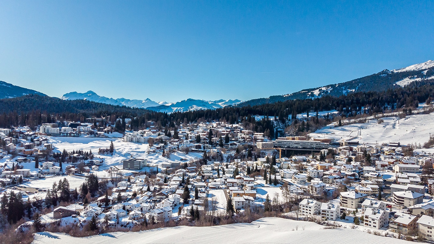 Moderne Architektur eines Geschäftsgebäudes mit Glasfront und grüner Umgebung