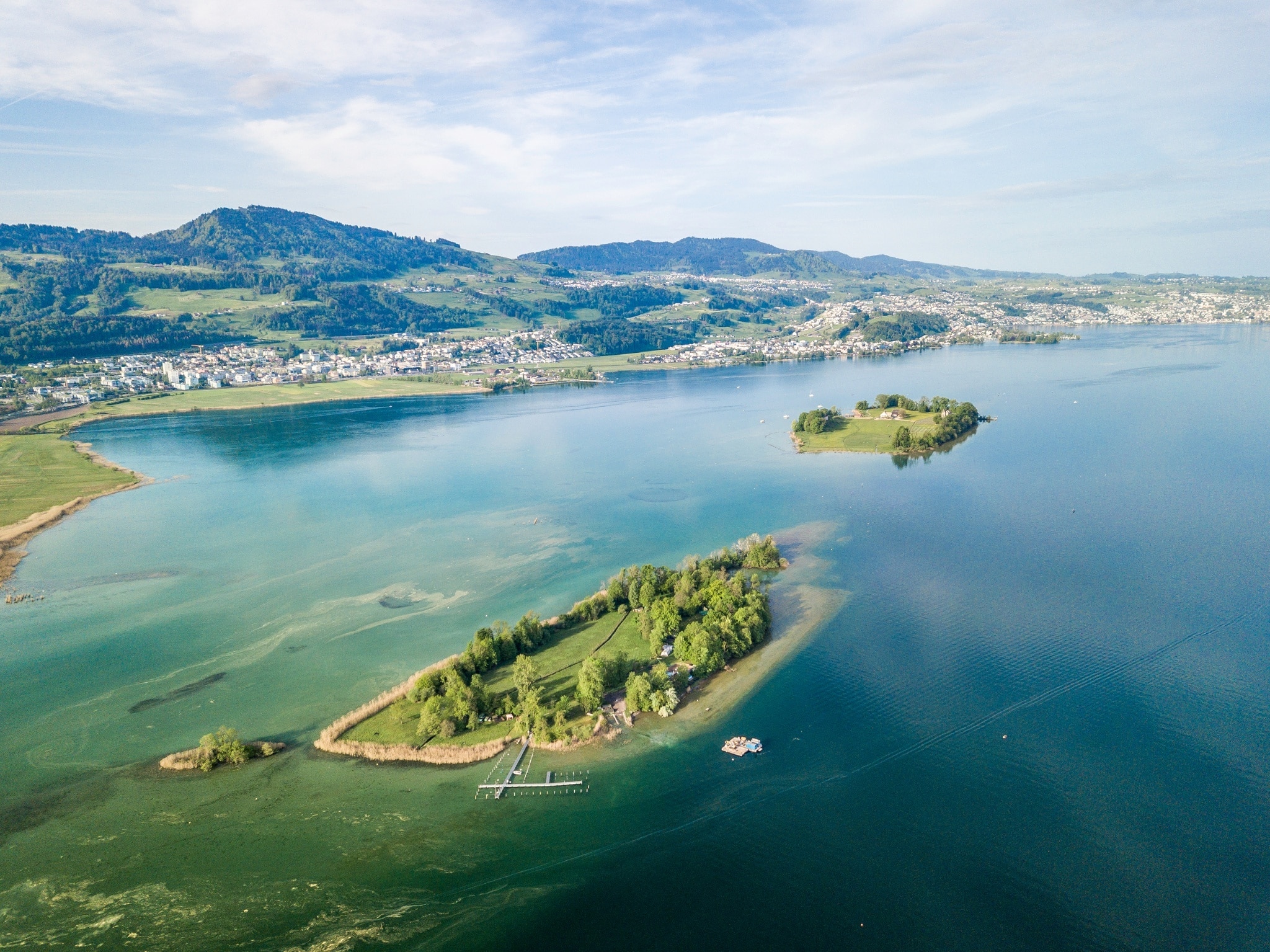 Schöne Landschaft mit Wasser und Inseln