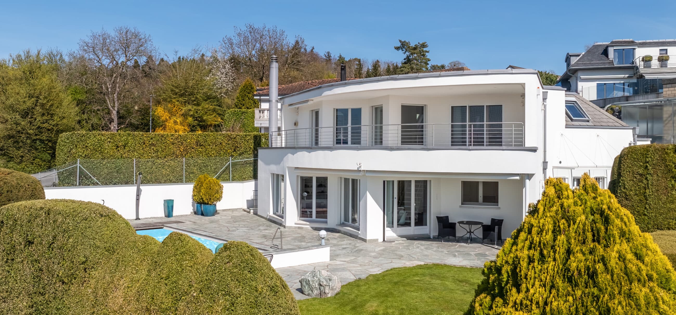 Professioneller Immobilienbewerter analysiert Wohnobjekt zur Wertbestimmung