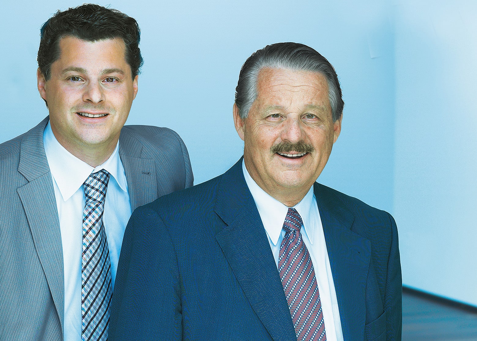 Übergabe eines Projekts mit mehreren Personen in einem Büro.