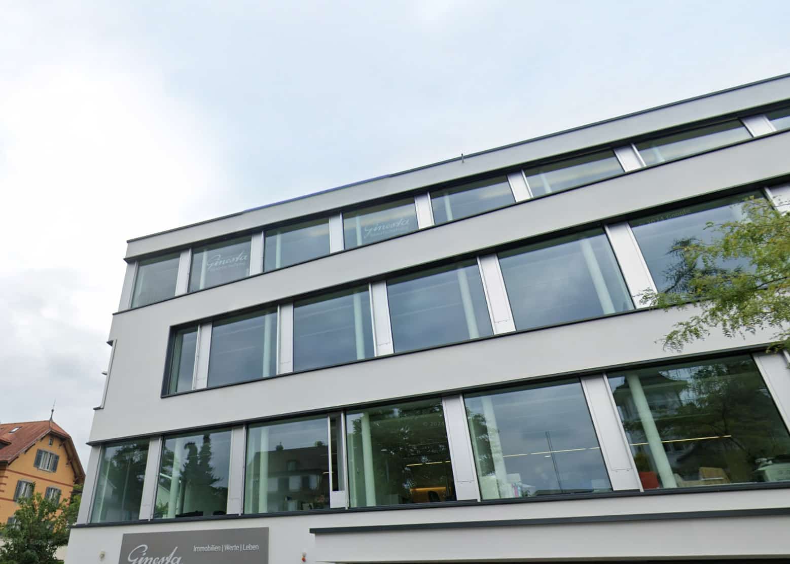 Hauptsitz der Ginesta AG an der Oberen Wiltisgasse mit modernem Architekturstil