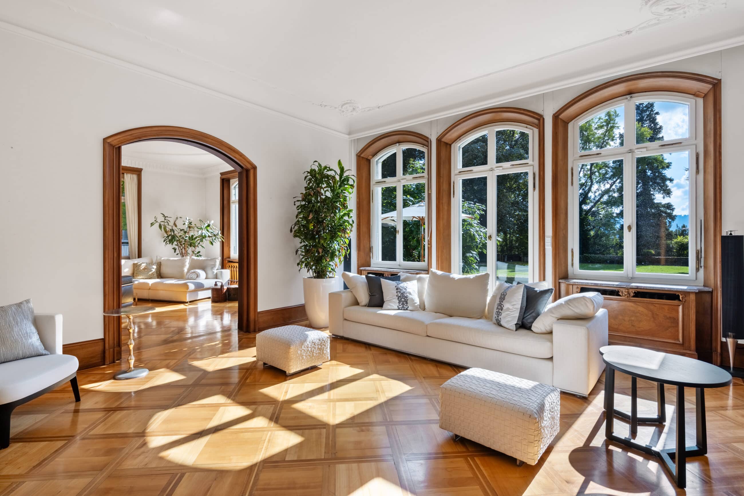 Außenansicht eines modernen Mehrfamilienhauses in Zürcher Stadtteil Hohenbühlstraße 9.