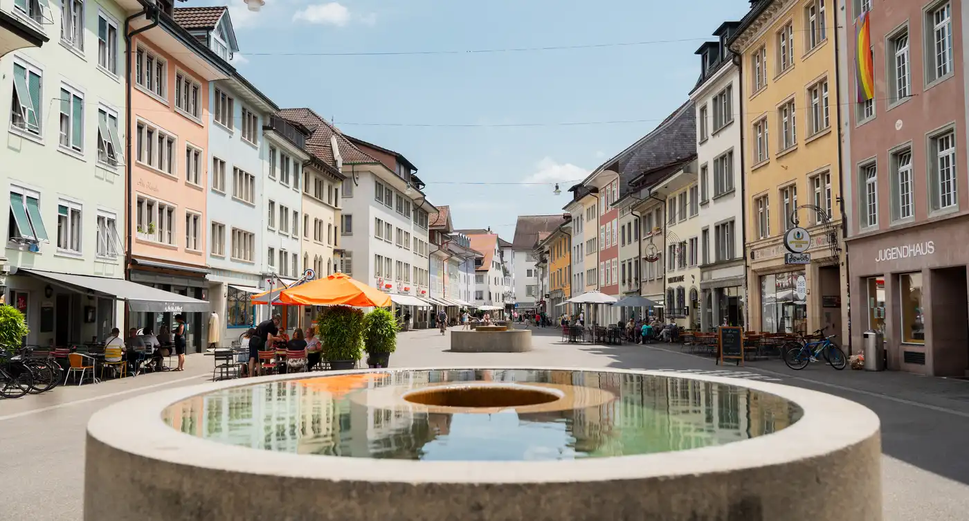 Bunte Häuser und belebter Platz