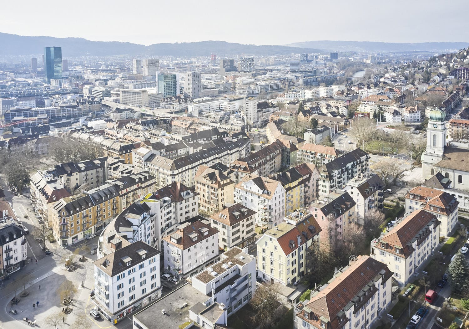 Moderne Architektur im Stadtteil Wipkingen, Zürich, mit klaren Linien und großzügigen Fenstern