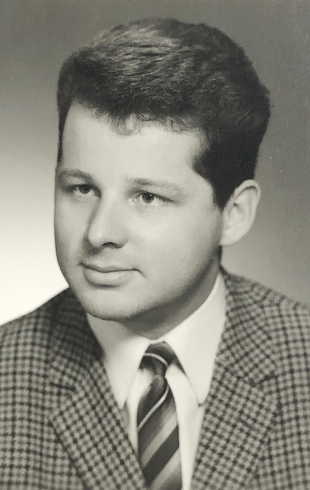 Stylisches modernes Interieur mit einem eleganten Sofa und künstlerischen Wanddekorationen.