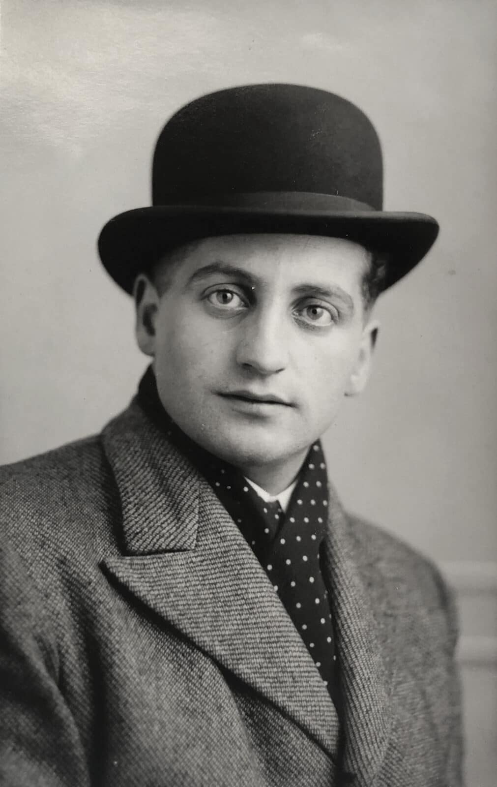 Statue des griechischen Kriegers Achilles mit Rüstung und Schwert auf einem Steinpodest