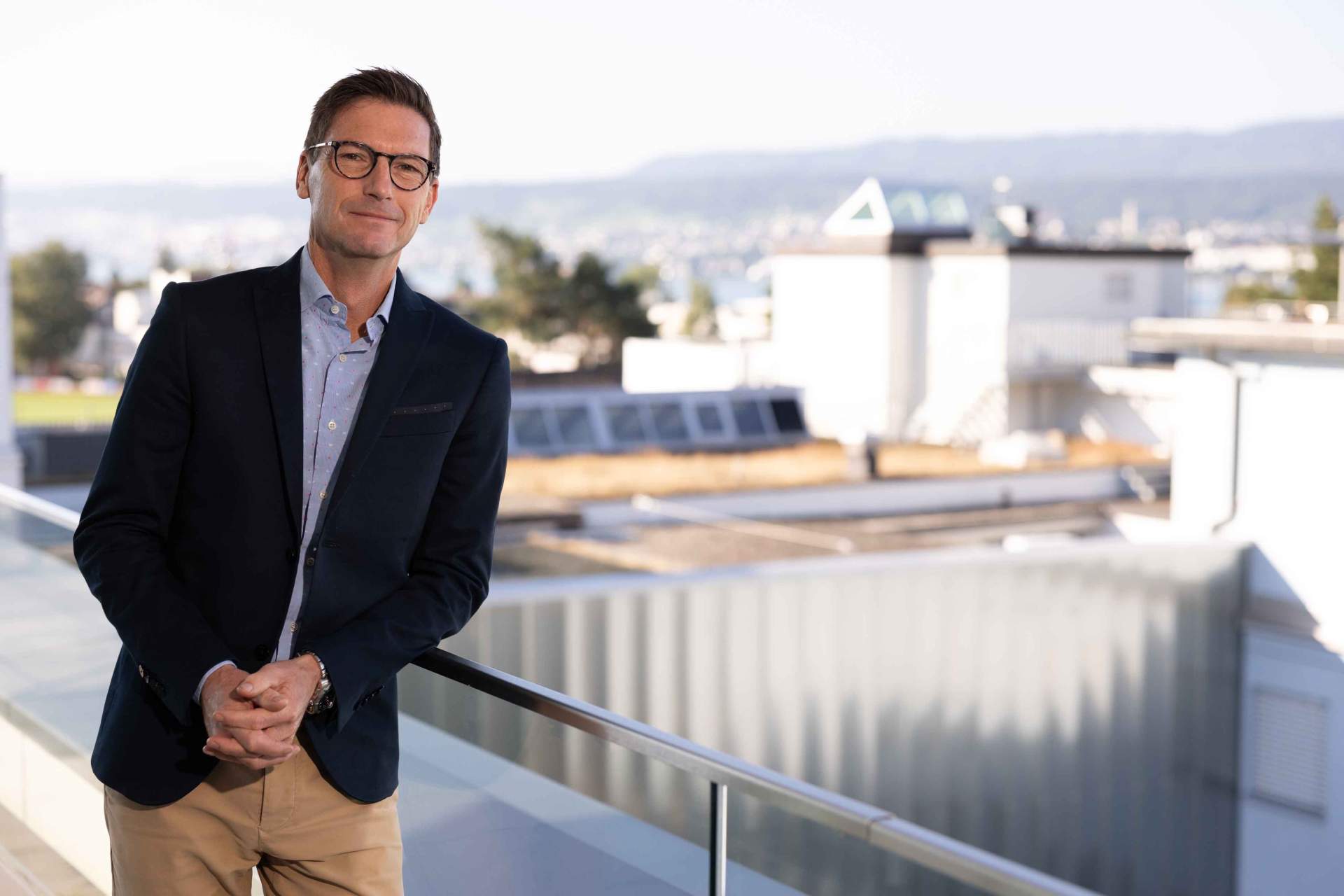 Alex Niedermann, Leiter Neubau, steht in einem modernen Bauumfeld.