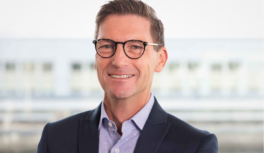 Alex Niedermann mit Team von Ginesta Immobilien vor modernem Gebäude