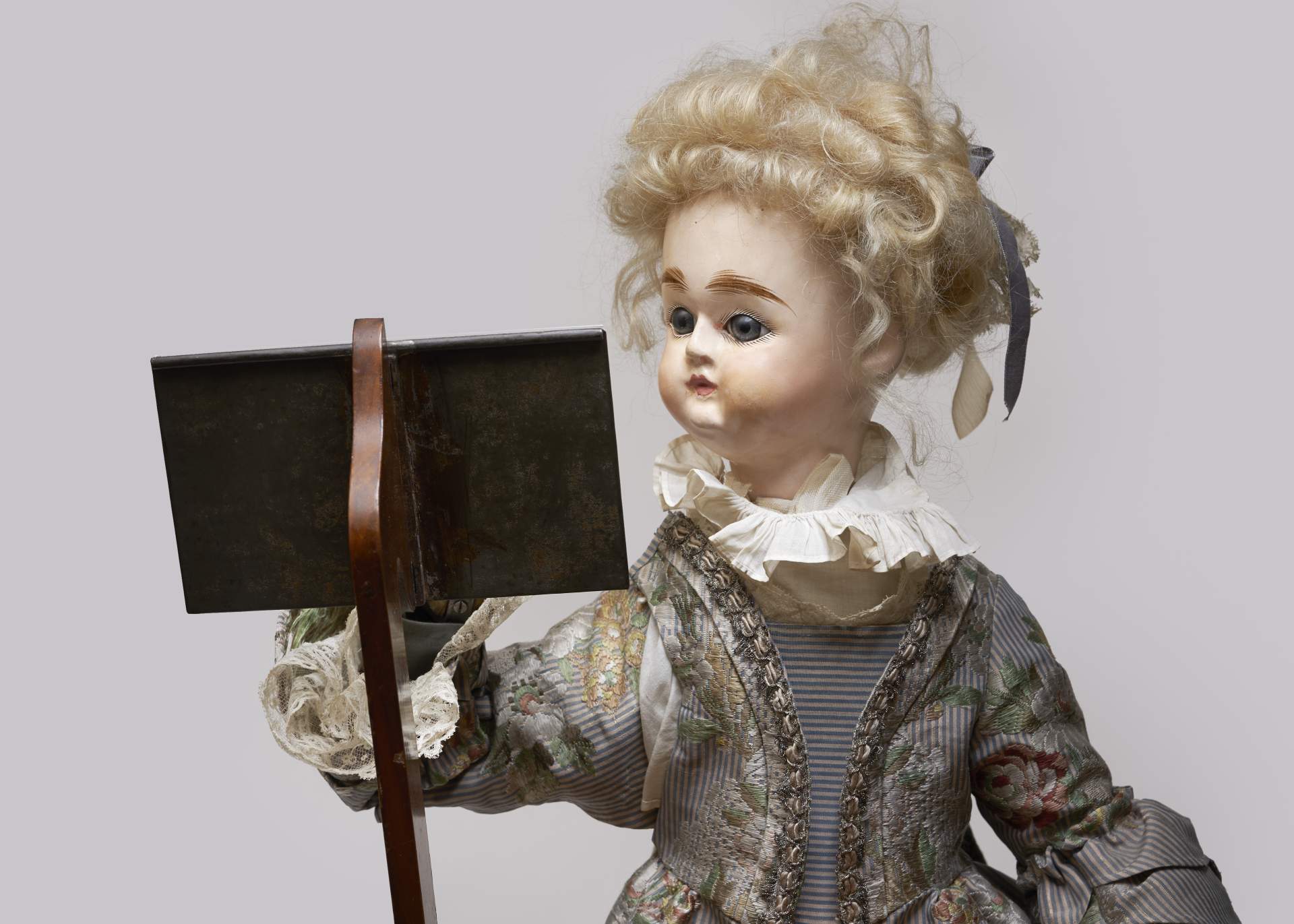 Schreiberin, die das Alphabet auf Papier niederschreibt, mit Fokus auf Hände und Stift.