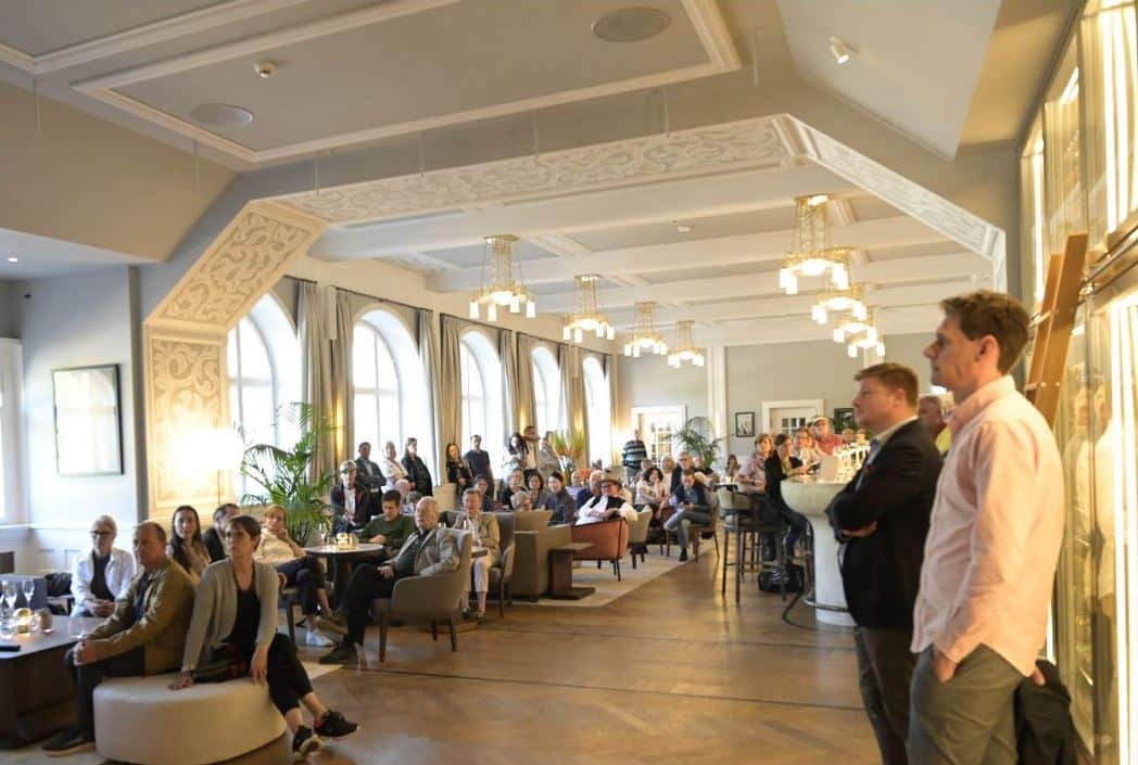 Gedeckter Tisch mit Aperitif und Snacks für eine gesellige Zusammenkunft