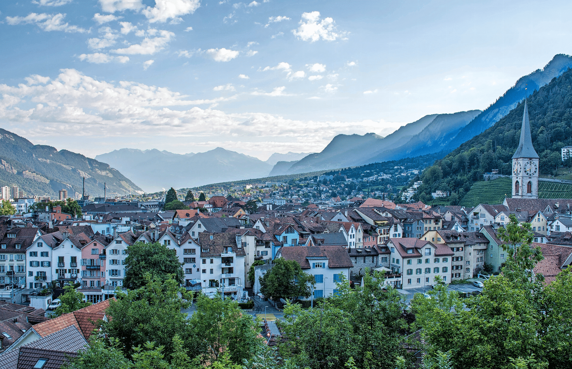 Panoramaansicht von Chur mit Blick auf die Altstadt und umliegende Berge