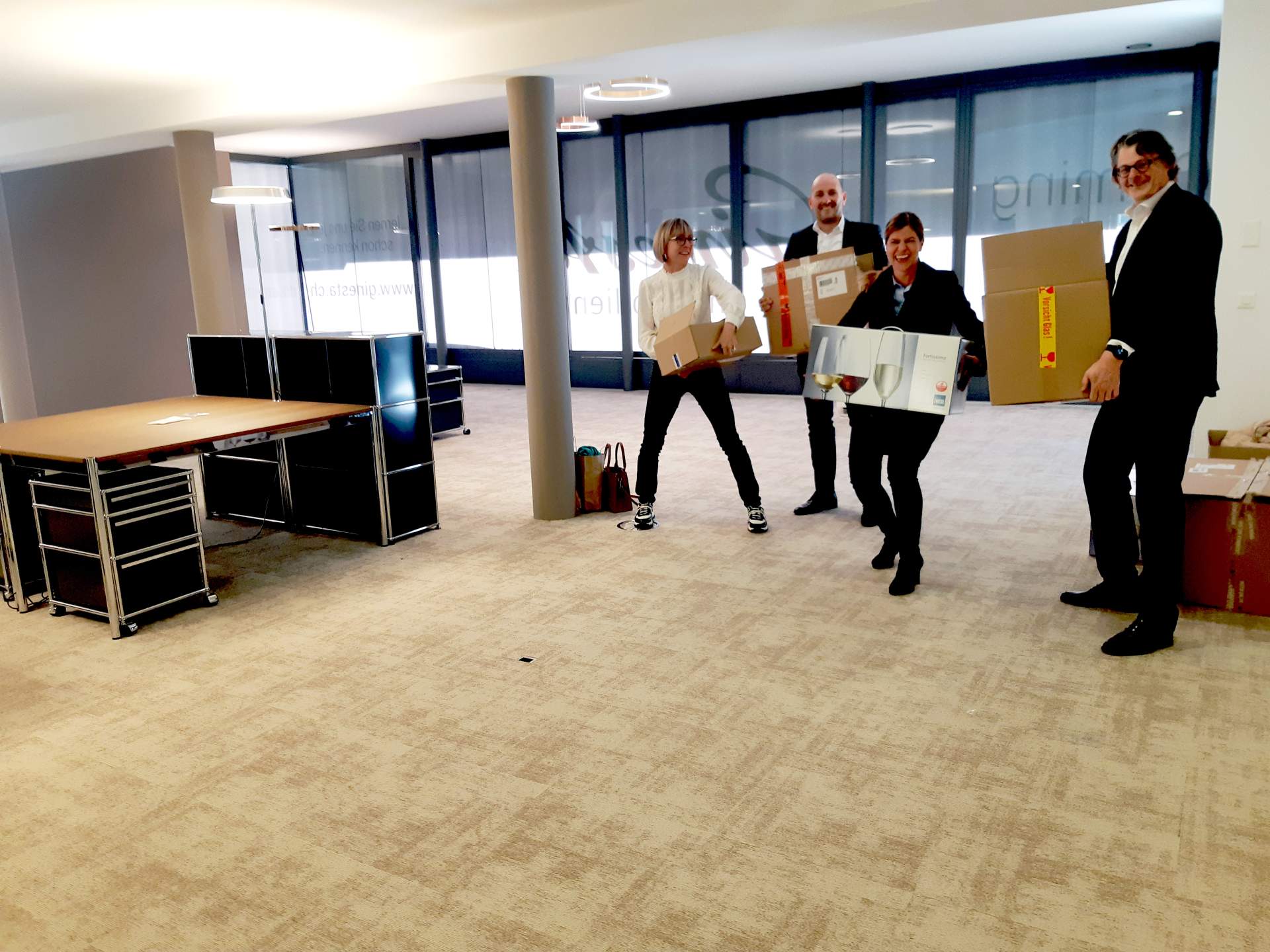 Canina Freiclaude: Porträt einer eleganten, weißen Katze mit leuchtend grünen Augen