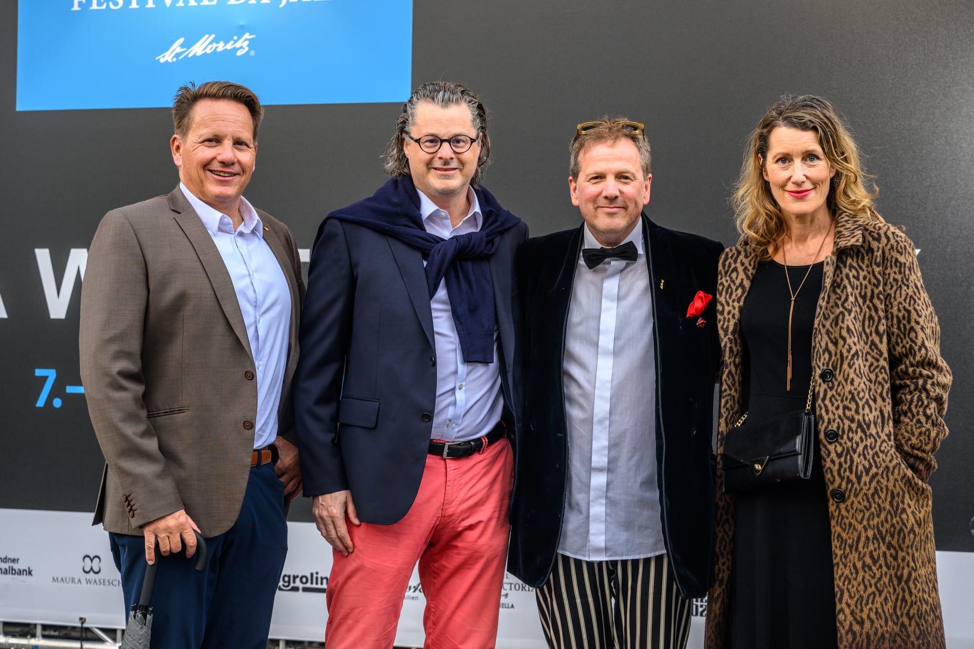 Christliche Hochzeit mit Brautpaar und Gästen im Freien