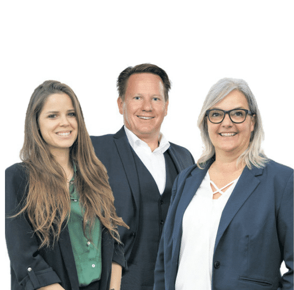 Team von fünf Personen lächelnd vor einem Bürohintergrund, diverse ethnische Herkunft