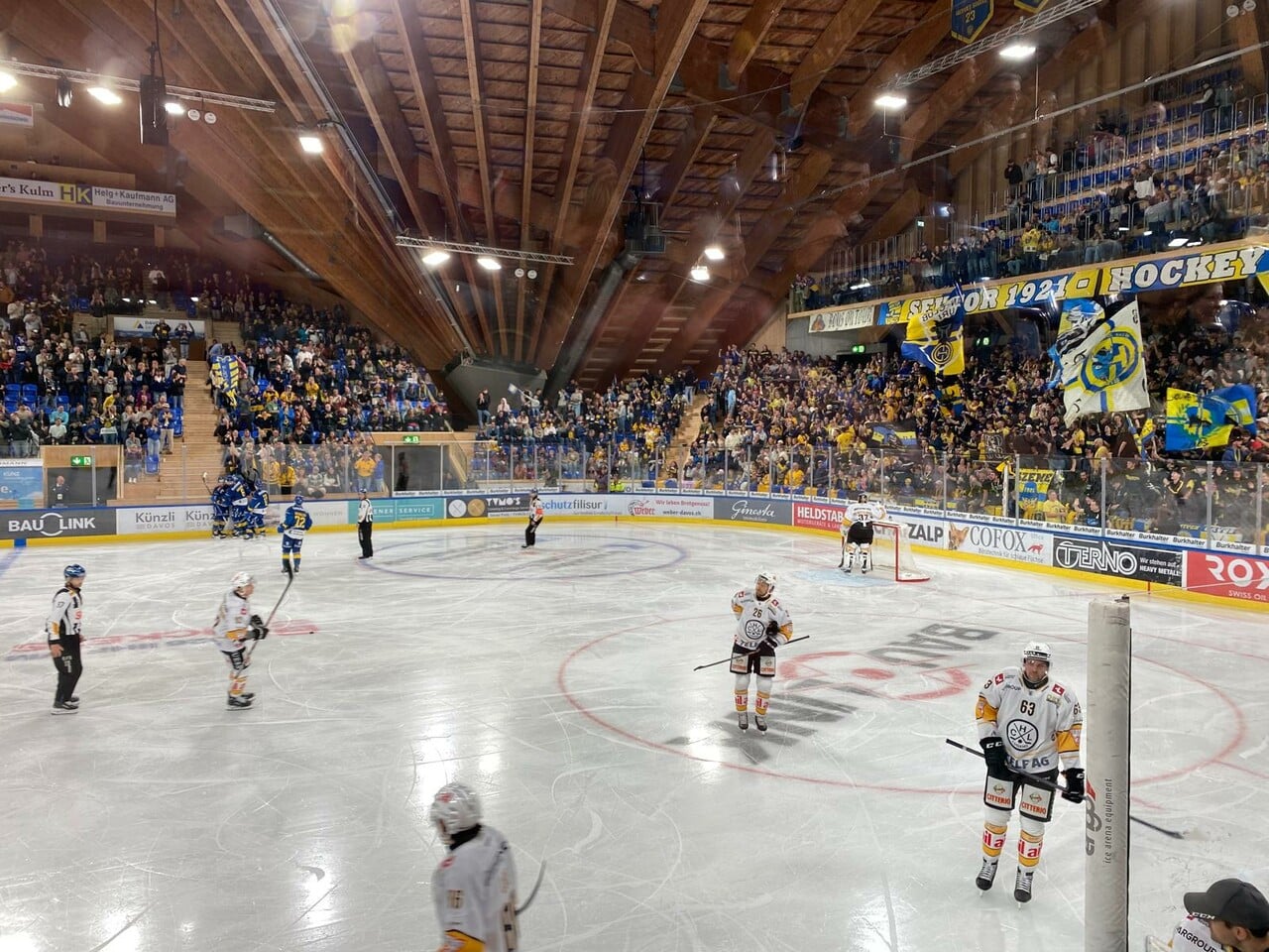 Eishockeyspieler des HCD in Aktion während eines Spiels auf dem Eis.