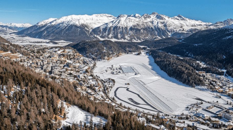 Schneebedeckte Berge im Engadin, Dezember 2023.