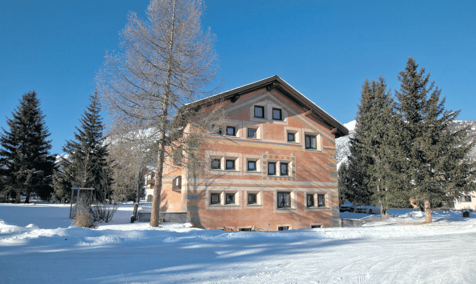 Artikel über die Engadiner Post mit einer Ansicht der Zeitung und einem Bergpanorama im Hintergrund.