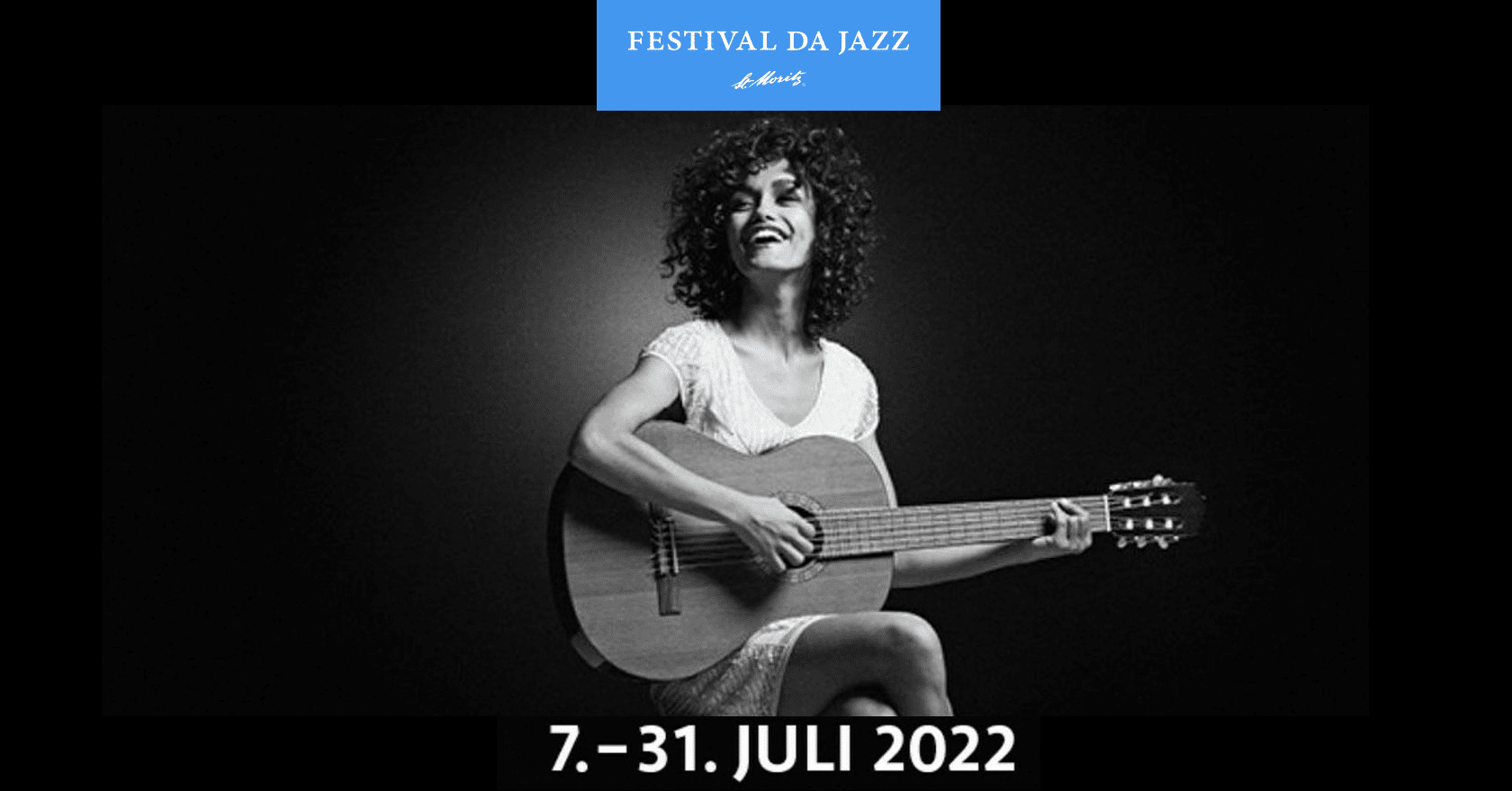 Moderne Wohnküche mit Holzregalen und industriellen Lampen