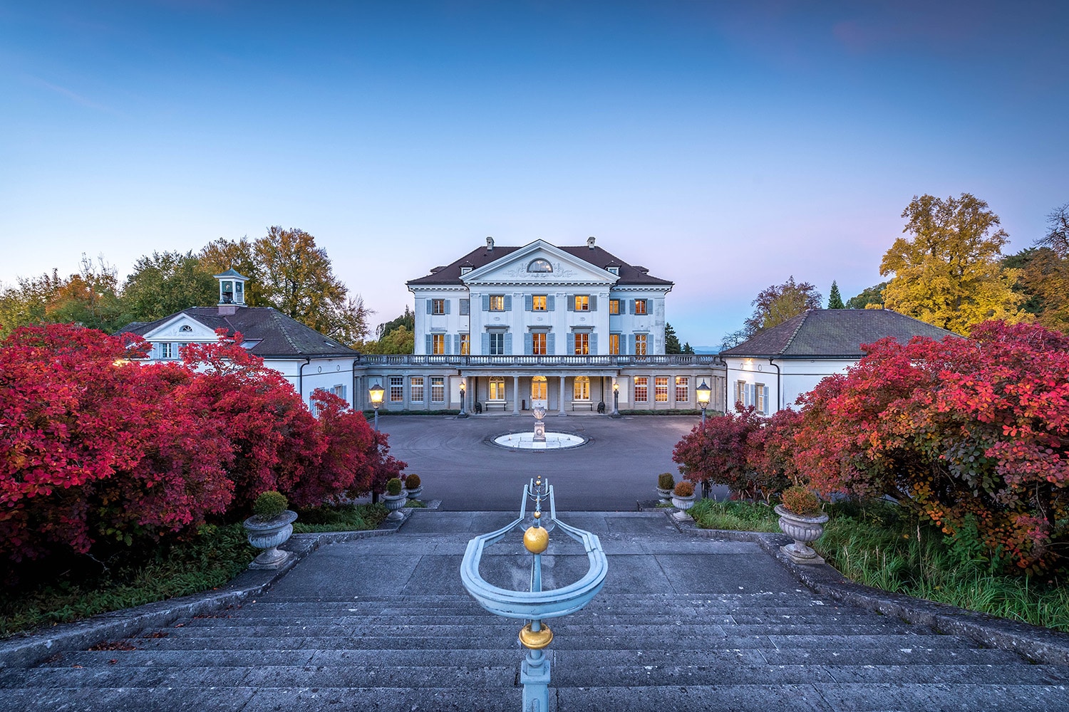 I castelli svizzeri si sono risvegliati dal loro sonno da Bella Addormentata 3 Il castello di Eugenberg in autunno, con le foglie dai colori vivaci e il cielo limpido.