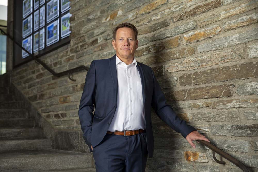 Franco in der Natur, lächelnd mit Sonnenlicht im Hintergrund