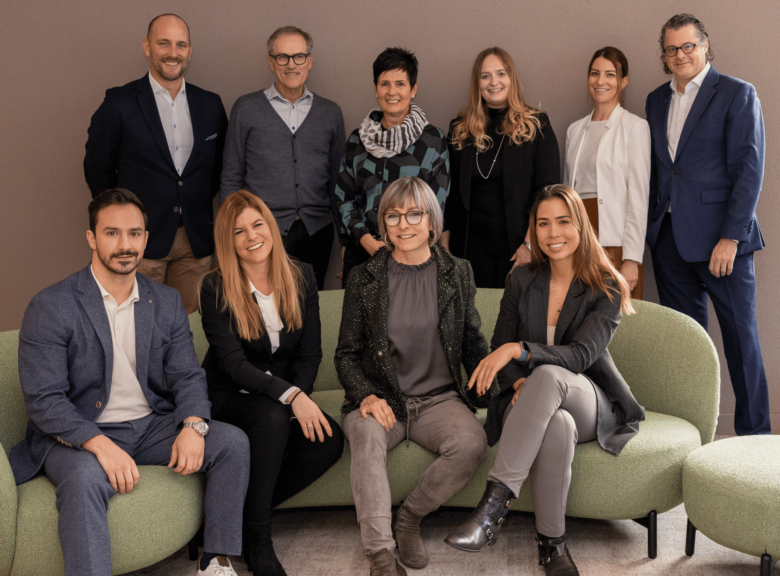 Moderne Wohnimmobilie in Pfäffikon mit großzügiger Architektur und Garten.