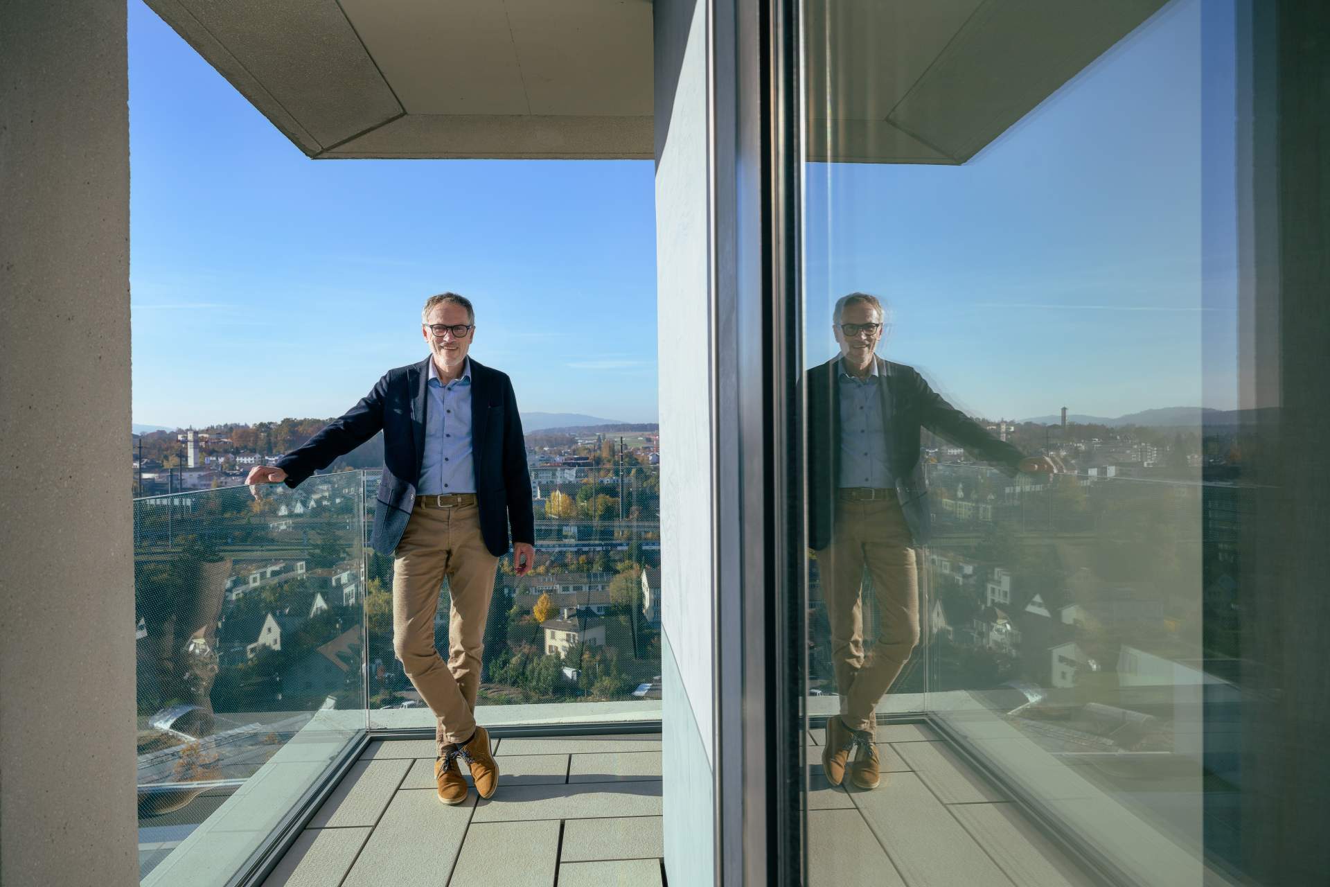 Panorama-Aufnahme der Schweizer Alpen mit schneebedeckten Gipfeln und einem klaren blauen Himmel.