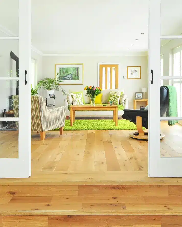 Wohnraum mit stilvollem Home Staging, moderne Möbel und helle Farben