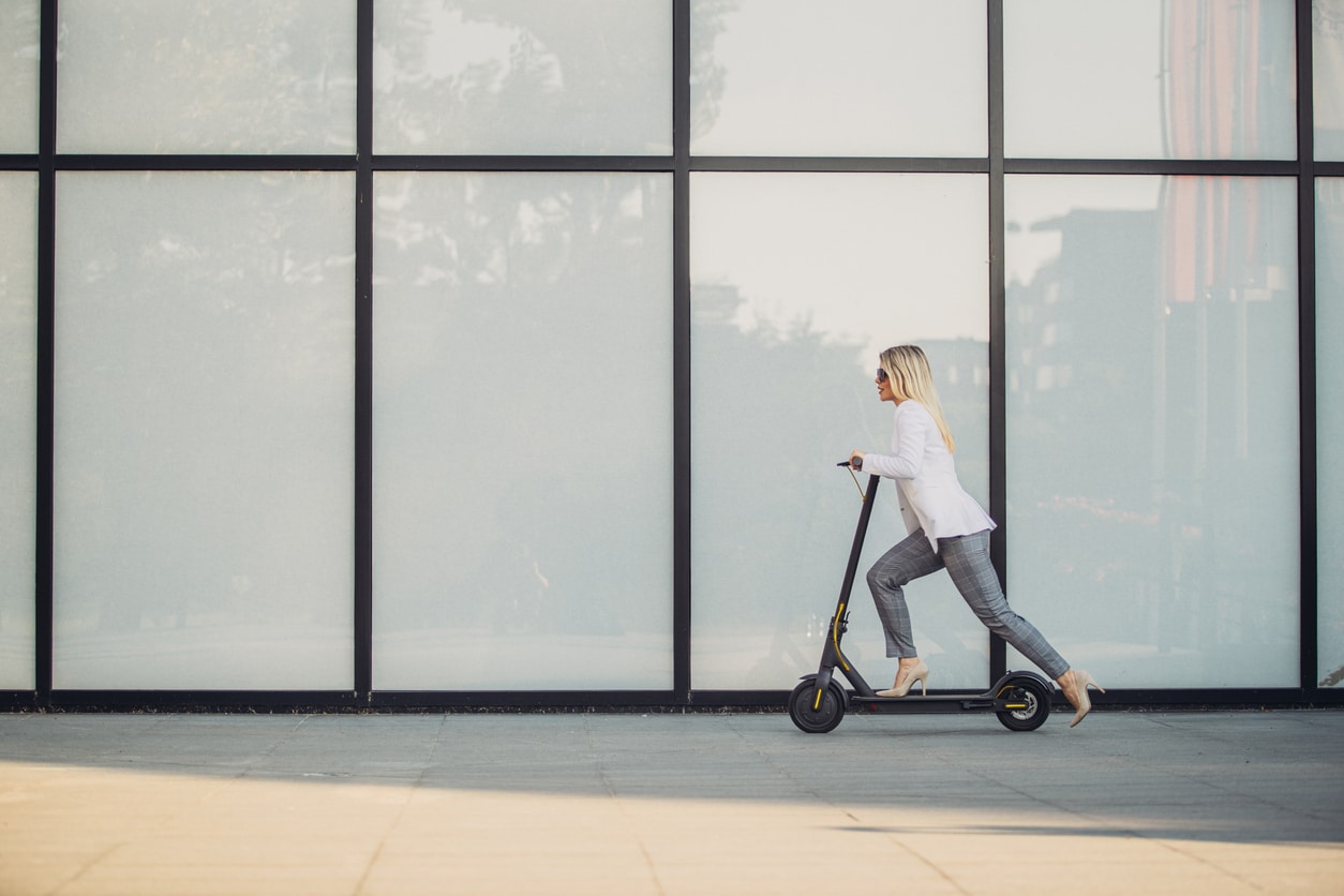Frisch zubereitetes Sushi mit verschiedenen Sorten auf einem Holzbrett