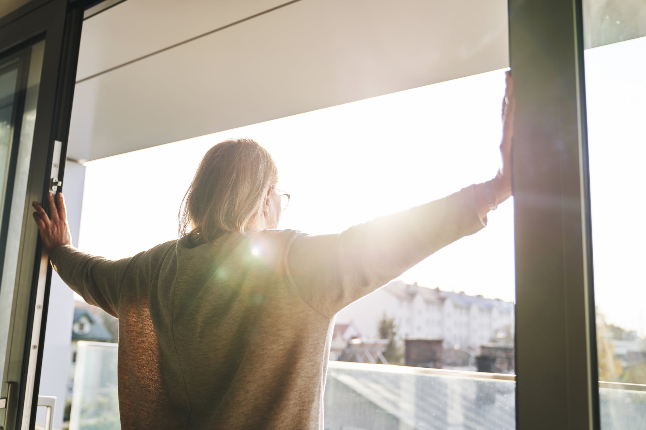 Blick auf eine idyllische Küstenlandschaft mit sanften Hügeln und klarem blauen Wasser