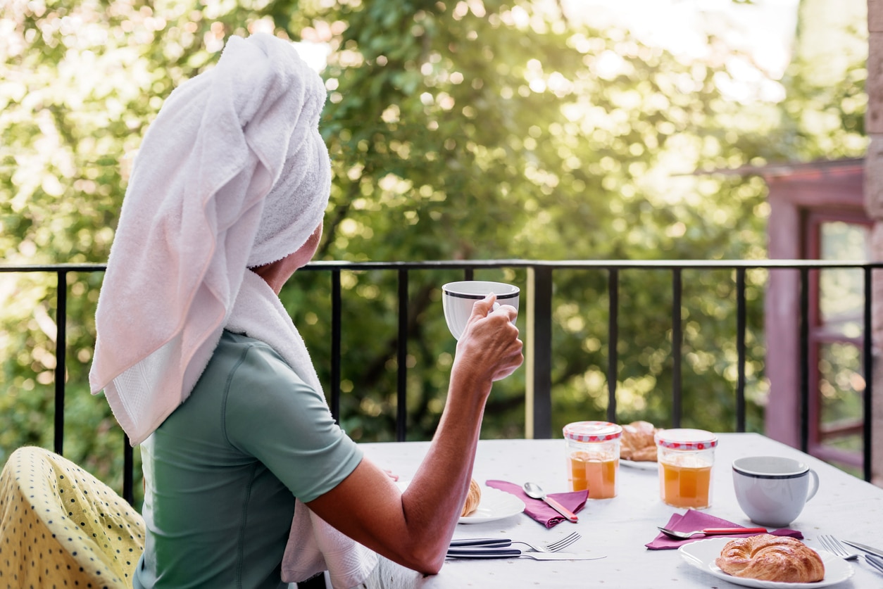 Ein malerischer Blick auf eine alte Steinbrücke in einer grünen Landschaft bei Sonnenuntergang.