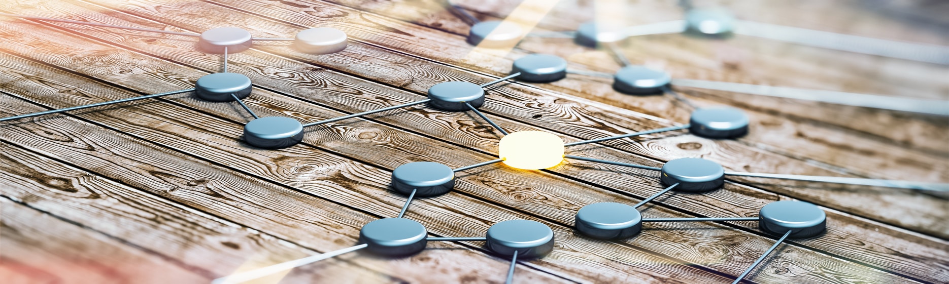 Grüne Landschaft mit bewaldeten Hügeln und klarem blauen Himmel