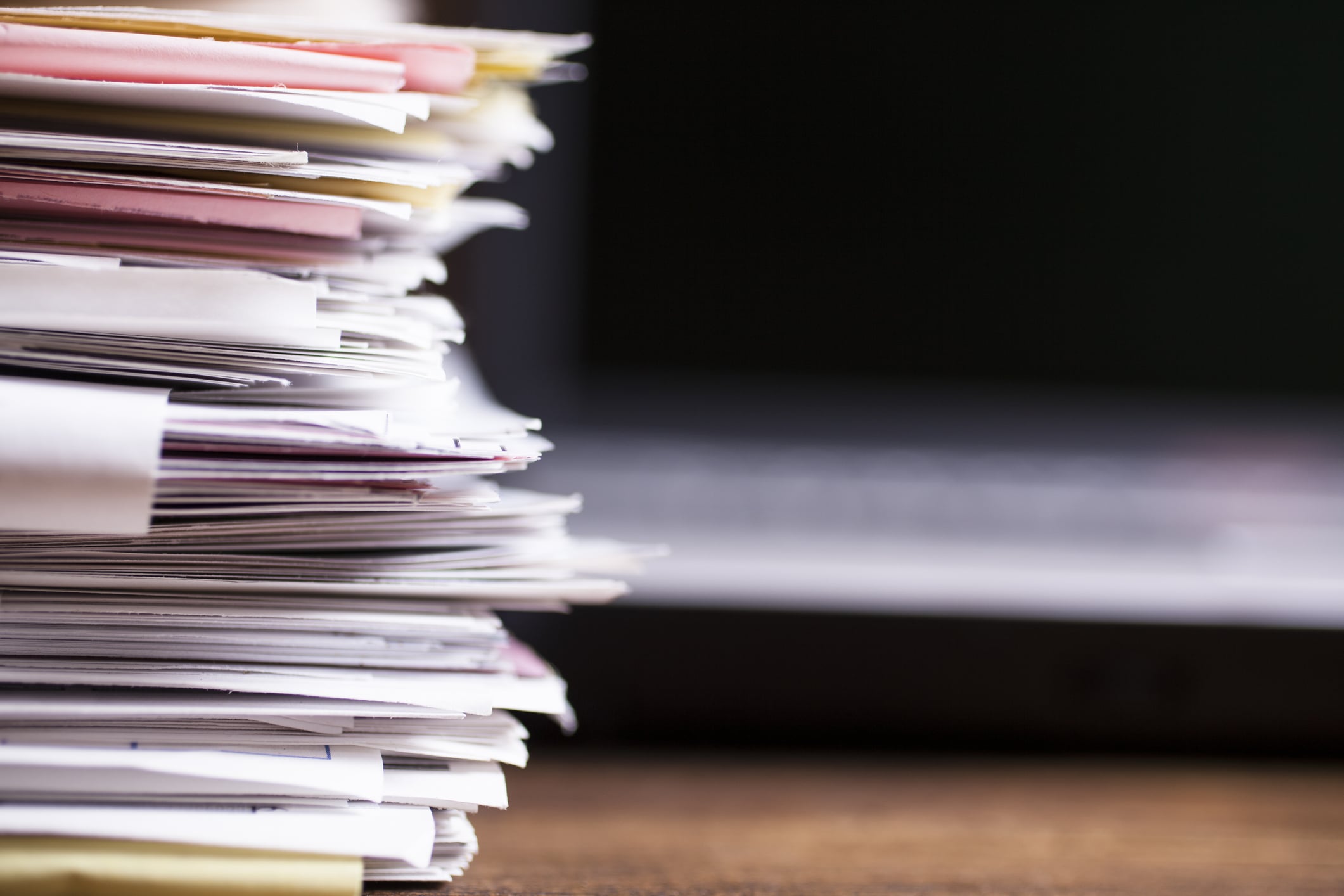 Landschaft mit grünen Feldern und Bergen unter blauem Himmel