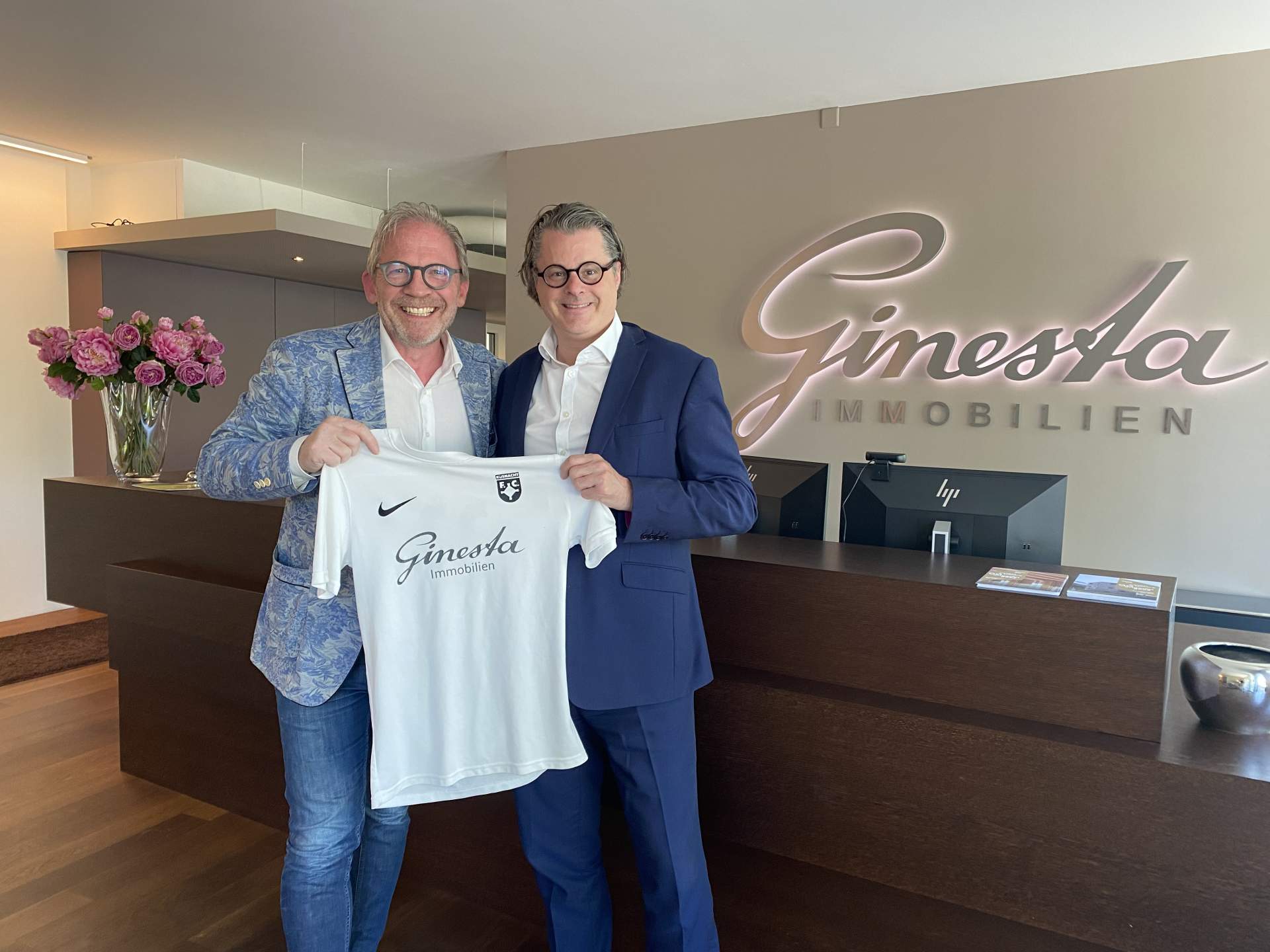 Weißer Wohnraum mit moderner Möbelgestaltung und großen Fenstern