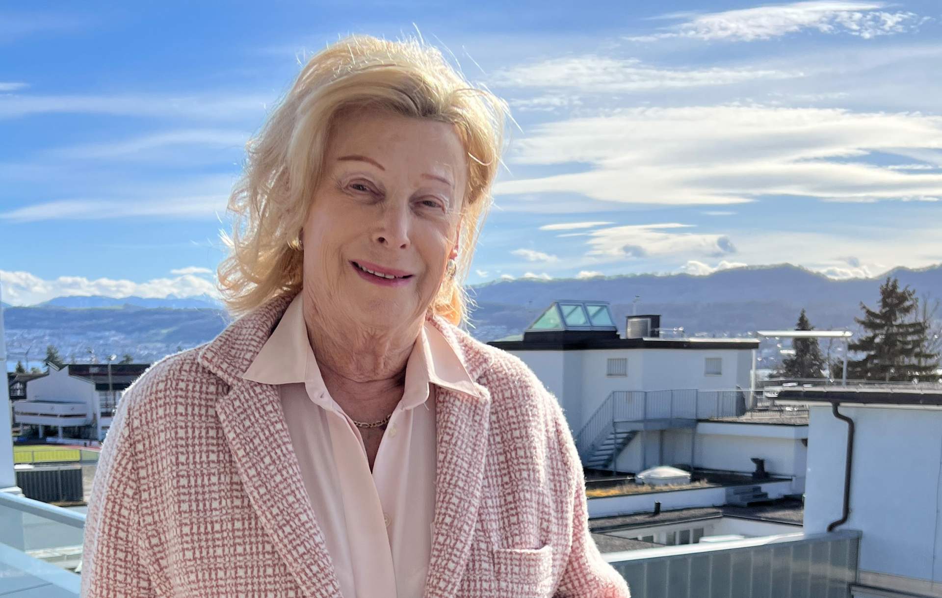 Ansprechende urbane Landschaft mit einem modernen Bürogebäude und blühenden Bäumen in Zug, Schweiz